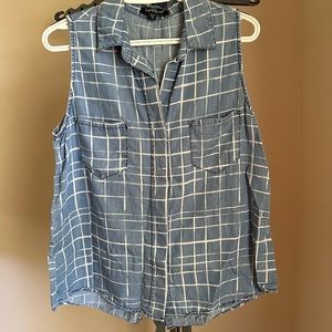 Sleeveless button up. Good condition